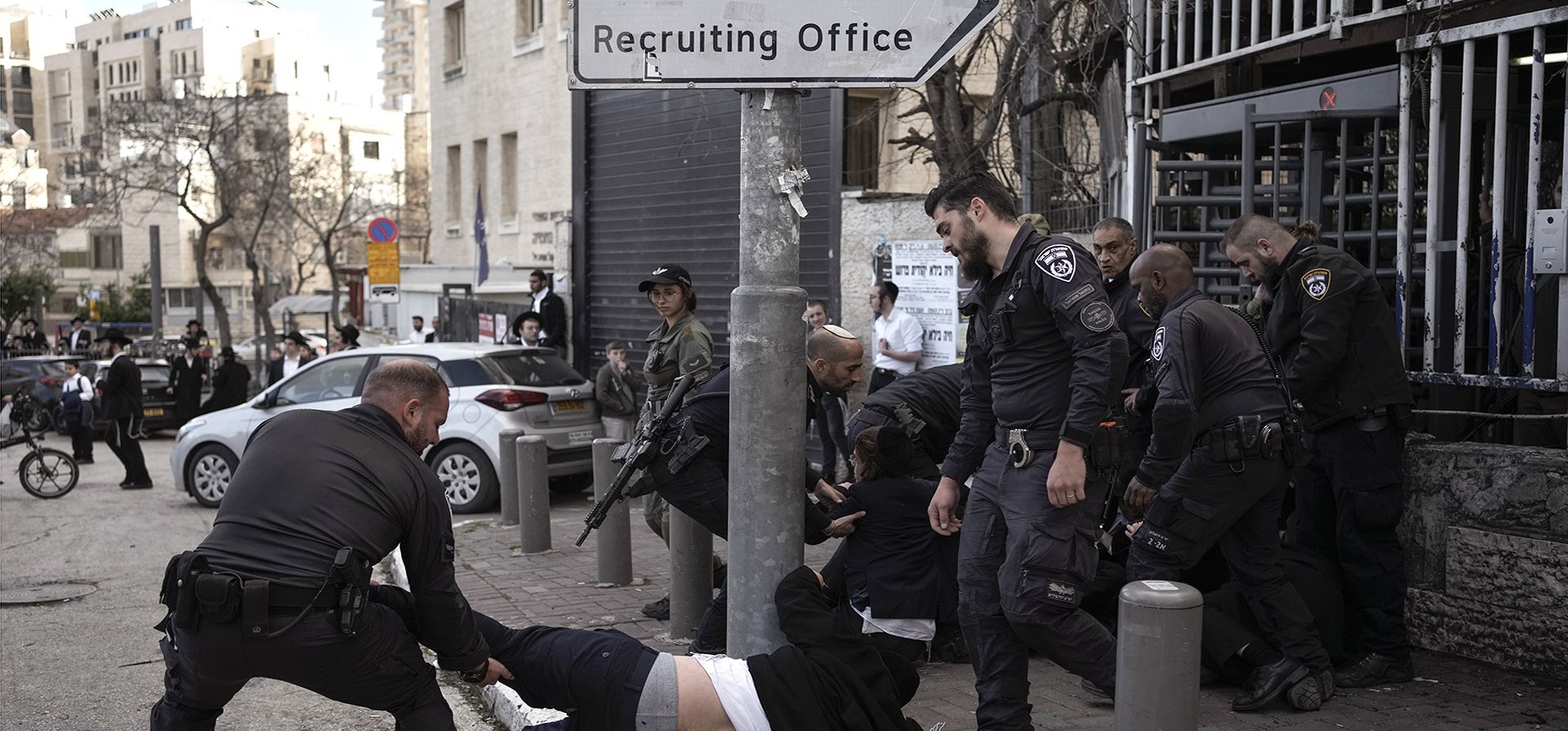 Agentes de policía israelíes se pelean con hombres judíos ultraortodoxos durante una protesta contra posibles cambios en los proyectos de ley militares, frente a una oficina de reclutamiento militar en Jerusalén, el martes 5 de marzo de 2024. (Foto AP/Leo Correa)