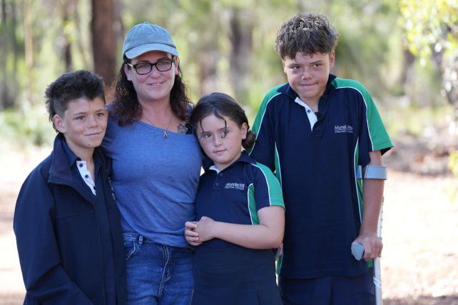 Austin Appelbee (der.) salvó la vida de su madre y sus hermanos.