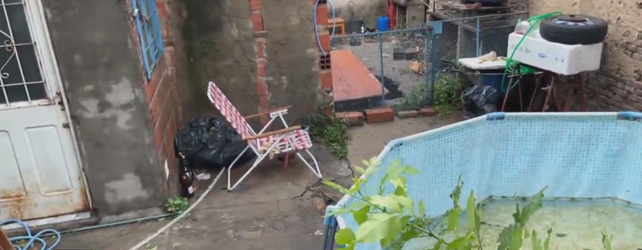 El piso del patio se hundió producto de la gran cantidad de agua caída en la tormenta de ayer.