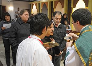 Escrachan en misa al cura pampeano que reivindicó al dictador Videla