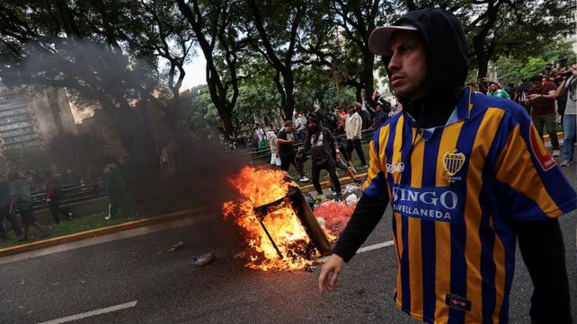 Destrozos y enfrentamientos entre la policía y los barras bravas en la marcha por los jubilados al Congreso