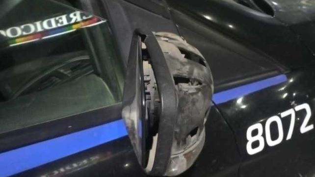 Una oficial herida y daños a un móvil policial tras la agresión de jóvenes que estaban en una fiesta clandestina.