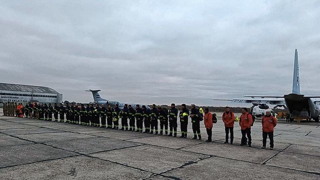 Bomberos santafesinos: 40 rescatistas partieron hacia Venezuela para asistir tras los terremotos.