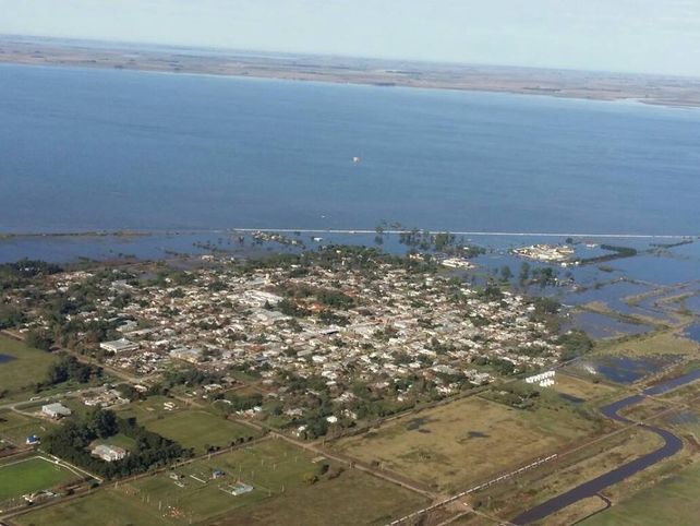 Imponente. Las aguas avanzan sobre la localidad del departamento General López. (Gentileza FM Dale! de Venado Tuerto)&nbsp;