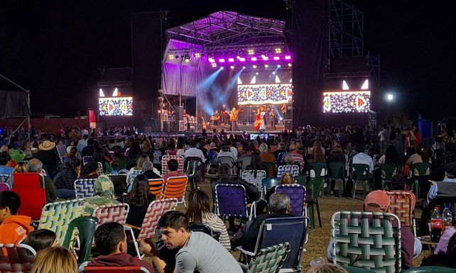 Una multitud disfrutó de un espectáculo de jerarquía en las Fiestas Patronales de Ambrosetti