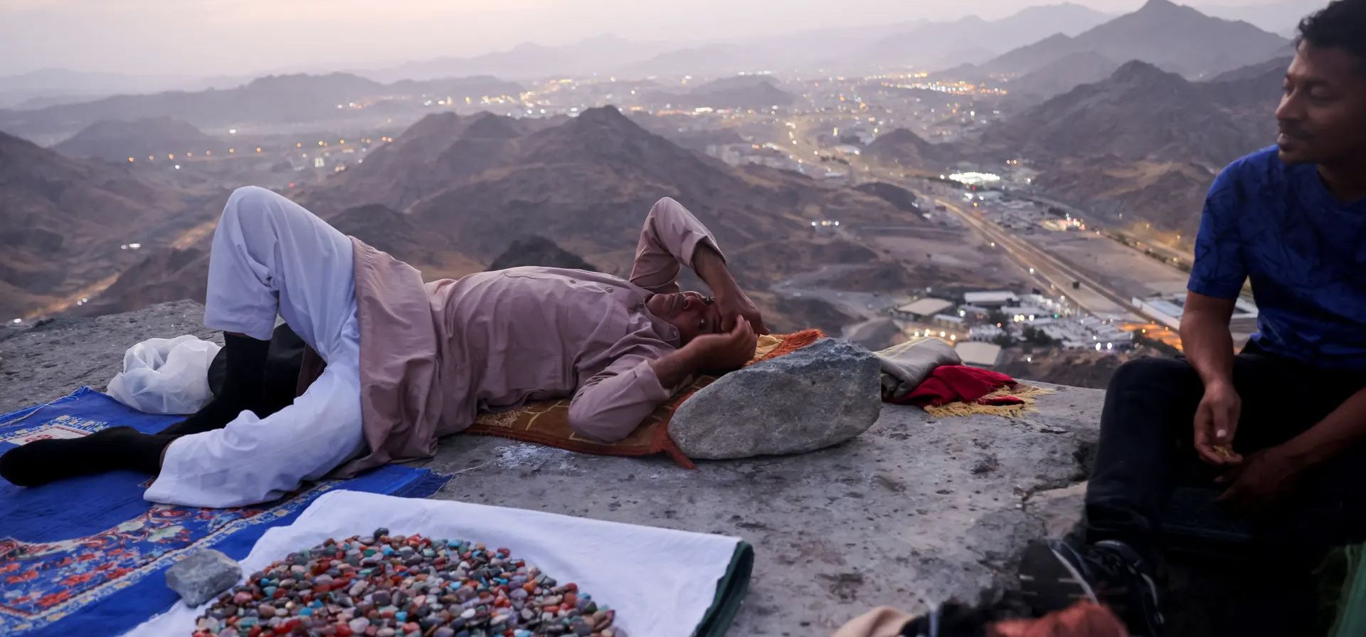 Un peregrino musulmán descansa en el monte al-Noor, en la ciudad santa de La Meca, La Meca, Arabia Saudita. Fotografía: Saleh Salem/Reuters Un peregrino musulmán descansa en el monte al-Noor, en la ciudad santa de La Meca, La Meca, Arabia Saudita. Fotografía: Saleh Salem/Reuters