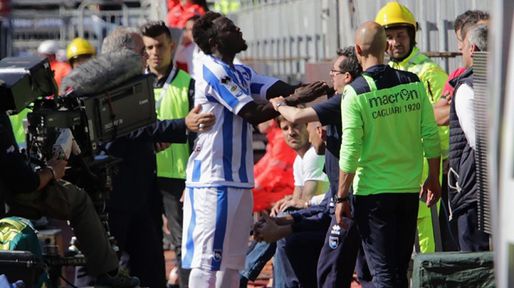 Muntari no aguantó más y dejó la cancha cansado de cantos racistas