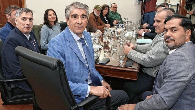 Paritaria central: el Gobierno de Santa Fe y gremios estatales pasaron a cuarto intermedio hasta el martes para continuar la discusión salarial del segundo semestre.