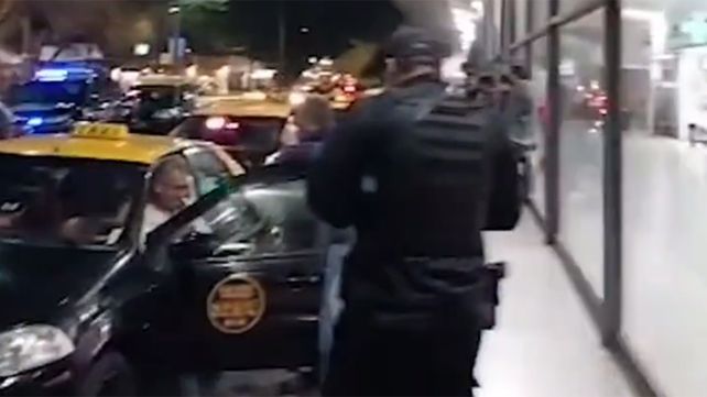 El chofer de taxi debió ser atendido por personal del Sies por las lesiones recibidas.