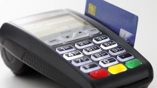 Jubilados y pensionados: cómo acceder al reintegro del 15% por pagar con tarjeta de débito