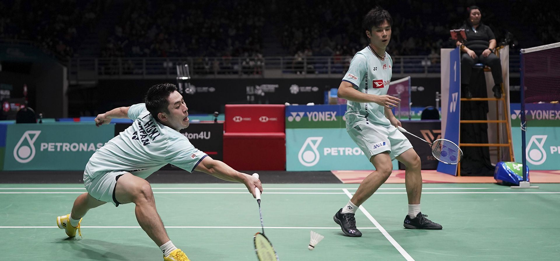 Takuro Hoki de Japón, y Yugo Kobayashi compiten contra Muhammad Shohibul Fikri y Bagas Maulana de Indonesia durante su partido de segunda ronda de dobles masculinos en el torneo de bádminton del Abierto de Malasia en Kuala Lumpur, Malasia.