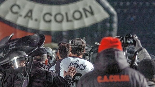 VIDEO: mirá cómo fue la caótica salida de los jugadores de Colón VIDEO: mirá cómo fue la caótica salida de los jugadores de Colón