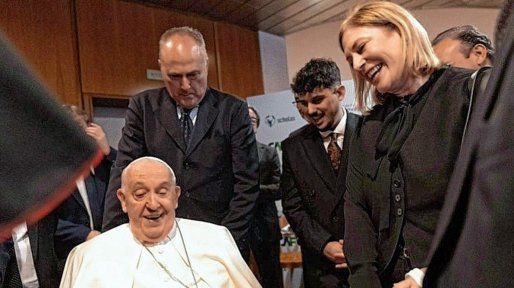 El Papa Francisco recibió la invitación a Santa Fe de parte de la vicegobernadora