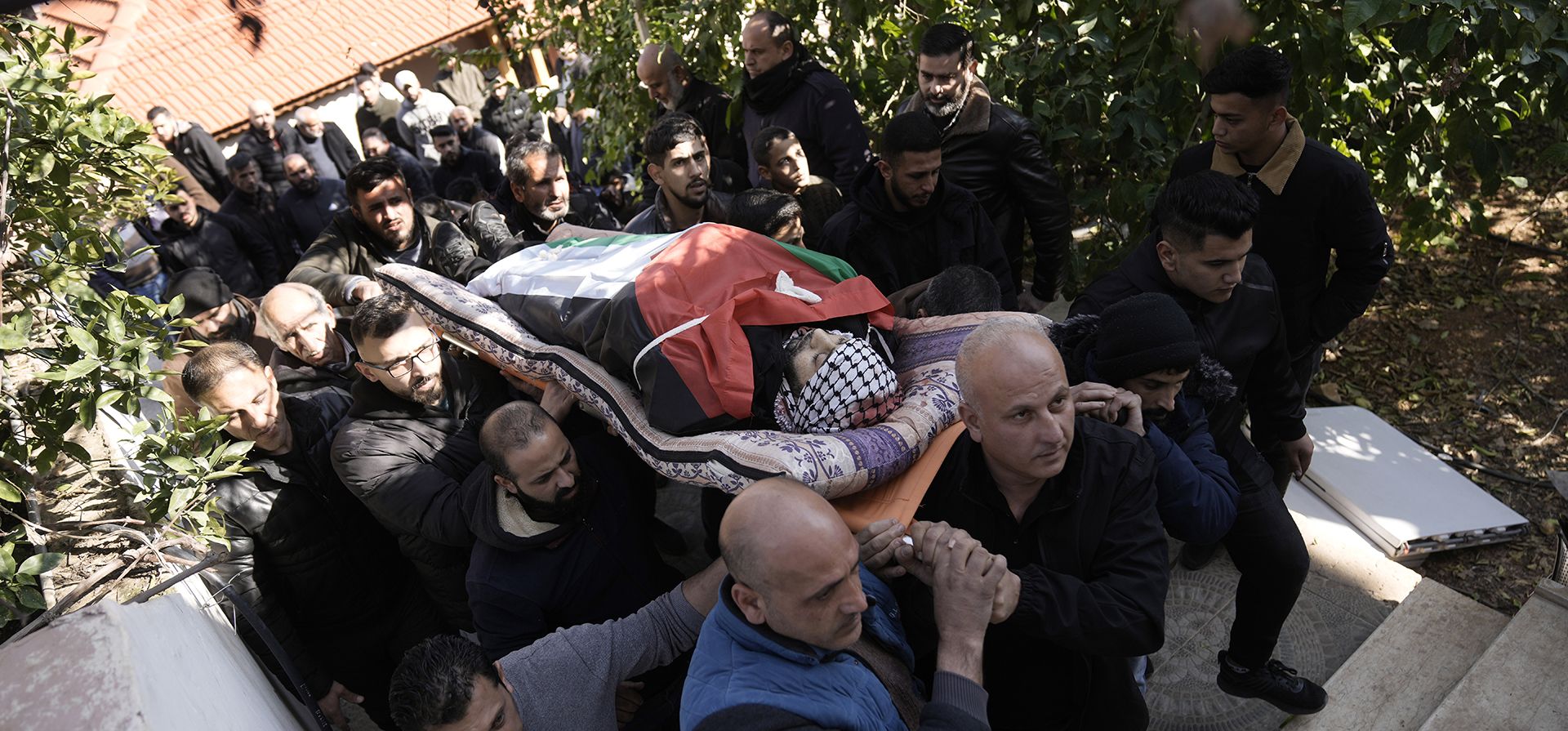 Los dolientes llevan el cuerpo de Jaafar Dababsah, un comandante palestino de Hamas asesinado en una redada de las fuerzas israelíes, durante su funeral en la aldea de Talouza, cerca de la ciudad cisjordana de Naplusa, el martes 7 de enero de 2025. (Foto AP/Majdi Mohammed) Los dolientes llevan el cuerpo de Jaafar Dababsah, un comandante palestino de Hamas asesinado en una redada de las fuerzas israelíes, durante su funeral en la aldea de Talouza, cerca de la ciudad cisjordana de Naplusa, el martes 7 de enero de 2025. (Foto AP/Majdi Mohammed)