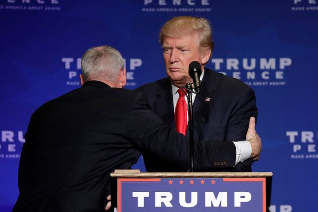 Donald Trump, evacuado del escenario durante una presentación en Nevada