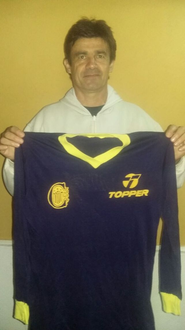 Camiseta. Martelloto y la que usó en Central. También se puso la 10 de la selección.