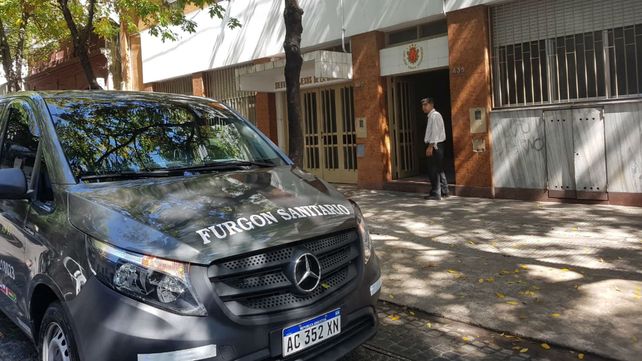 El furgón sanitario frente a la capilla donde son velados los restos del excapellán.&nbsp;
