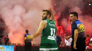 La final del básquet en Grecia terminó en un escándalo de bengalas y bombas de estruendo