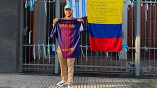El hincha colombiano en la casa de la infancia de Lionel Messi ubicada en zona sur.