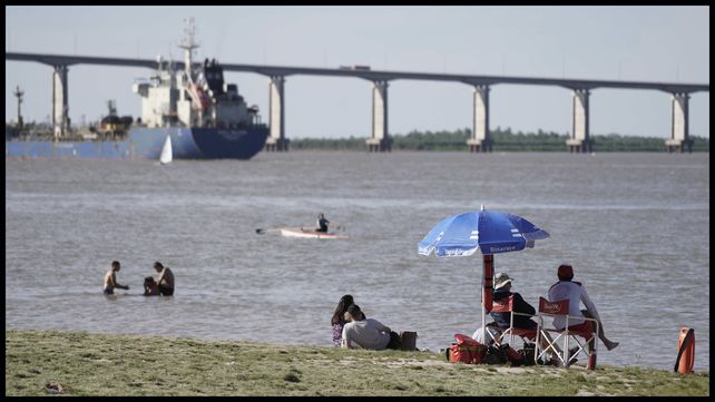 Muchos fueron los rosarinos que aprovecharon el día esplendoroso y disfrutaron del río.