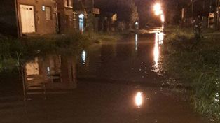 En Ayacucho y 12 de Infantería el agua complica el tránsito