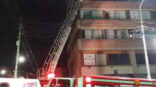 Cuatro heridos graves y 900 evacuados por el incendio de un edificio en Bariloche