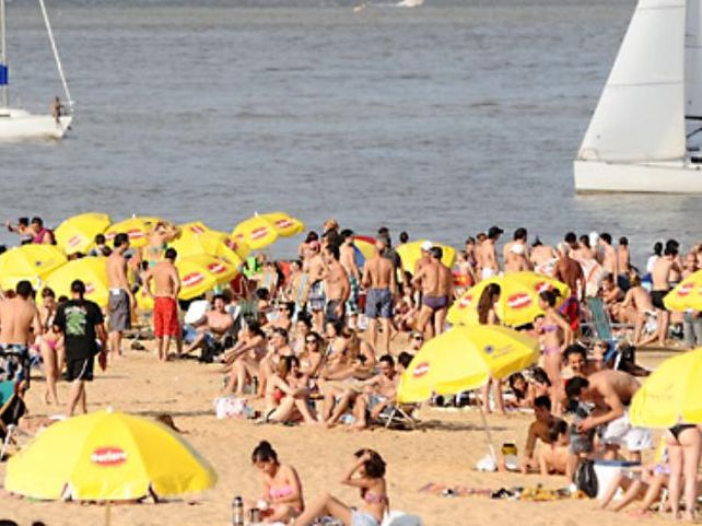 El protector solar se debe colocar en toda el cuerpo, incluyendo las piernas, que a veces se descuidan. (Foto: E.Rodríguez Moreno)