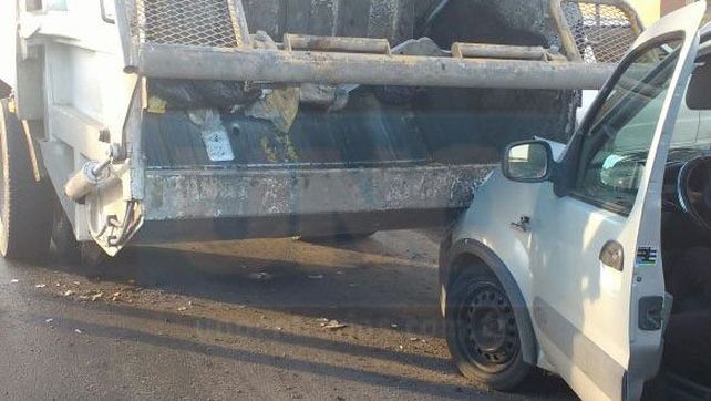 Paraná: Conductor ebrio chocó contra un camión recolector de residuos