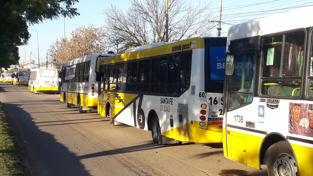 Conflicto sin salida: los colectivos salieron a la calle en protesta por la falta de pago