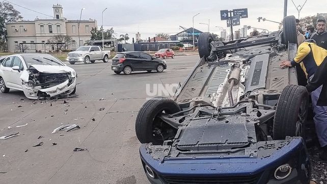 Impactante accidente en Alem y Belgrano: chocaron dos autos