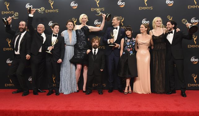 De festejo. El elenco de Game of Thrones se transformó en la serie en horario estelar más galardonada de la televisión norteamericana.