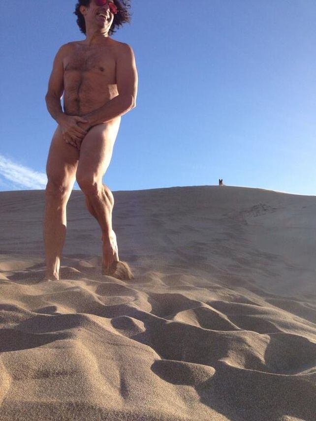 Corrió desnudo por la playa