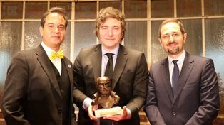 El presidente Javier Milei recibió el premio Instituto Juan de Mariana en el Casino de Madrid.