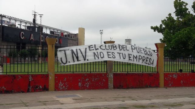 La sede y el predio de Colón aparecieron con pasacalles para Vignatti y los jugadores