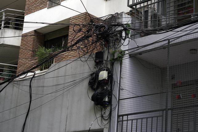 El municipio de Rosario busca reordenar el cableado aéreo en el macrocentro