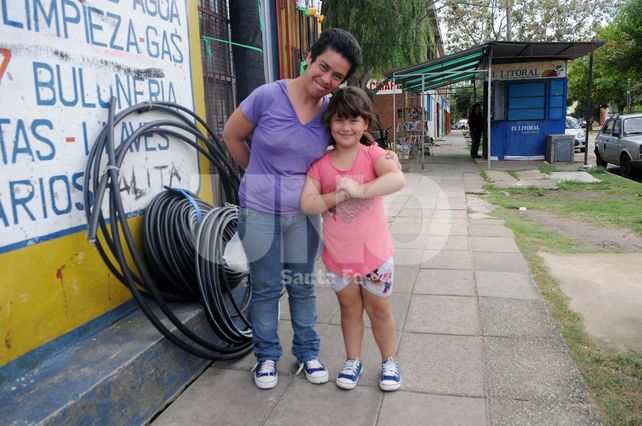 Madre e hija. Itatí y Camila hacen las compras de mañana y