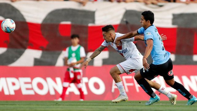 Mat&iacute;as Cavalleri busca desbordar a un defensor en su actual equipo