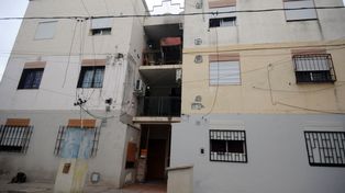 Federico Noel Picerni, un muchacho de 27 años investigado en un expediente por venta de drogas, en el ingreso al edificio en el que vivía en Lejarza al 5600, barrio Triángulo.&nbsp;
