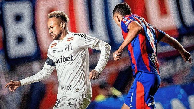 Neymar jugó en la cancha de San Lorenzo.