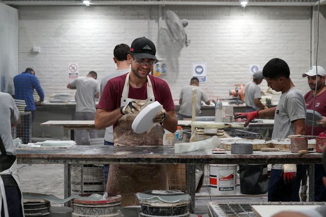Hay equipo en Royal Pádel: cien personas trabajan en la fábrica de Ramiro Nanni.