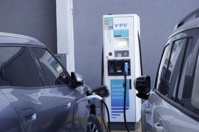 La estación de servicios YPF de avenida Eva Perón y Donado cuenta con una estación de carga de autos eléctricos.