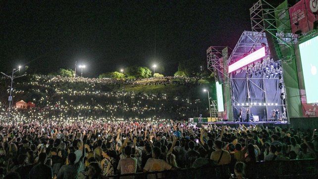 La primera noche de la Fiesta Nacional del Mate tuvo un marco de público imponente.
