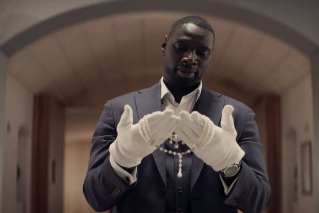 Omar Sy como Assane Diop. Todo comienza con el robo al Louvre de un collar que perteneció a María Antonieta y que selló la suerte de su padre.