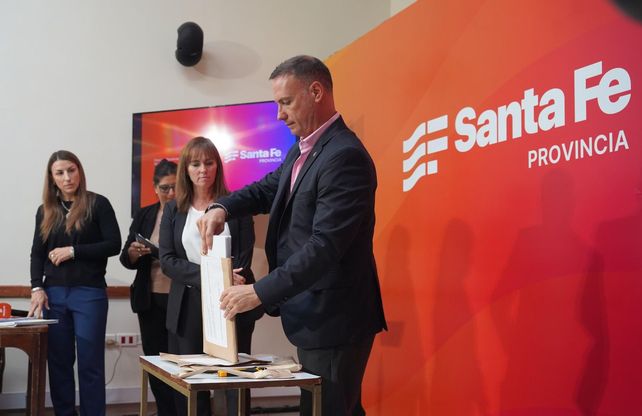 El ministro Enrico encabezó la licitación para reparar rutas de la provincia.