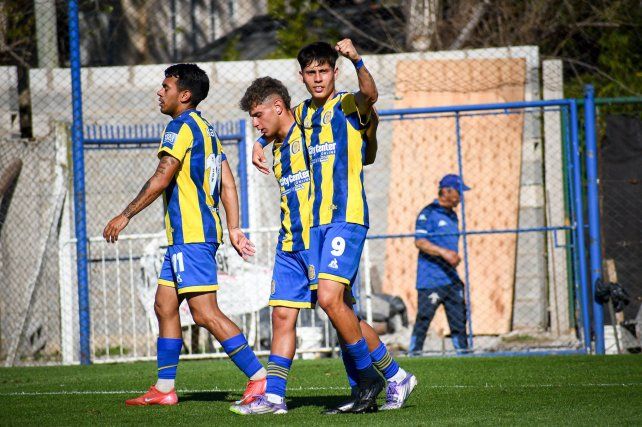 Thiago Ponce celebra junto a sus compañeros el tanto con el que Central se puso arriba en el marcador.