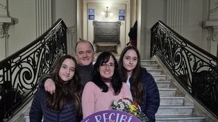 Foto tradicional. La egresada y su familia frente a las escalinatas de la Facultad de Ciencias Médicas.