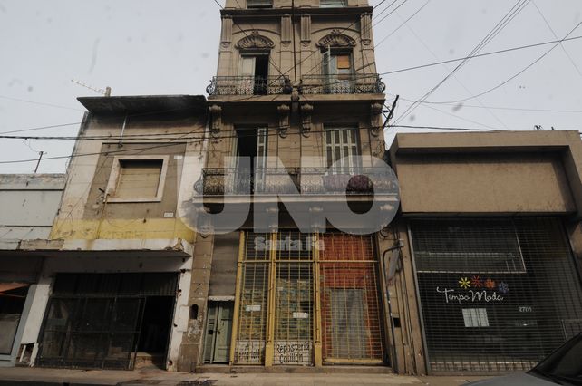 Abandonado. El edificio tiene tres pisos y reside una buena cantidad de familias con niños. Es una guarida de terror