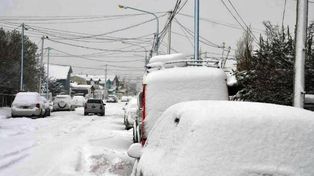Operativo para sacar a los autos y camiones varados en el sur por la ola polar