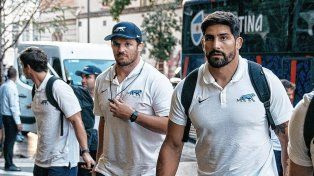 El capitán de Los Pumas, Julián Montoya, junto al tandilense Rodrigo Bruno en Marsella.