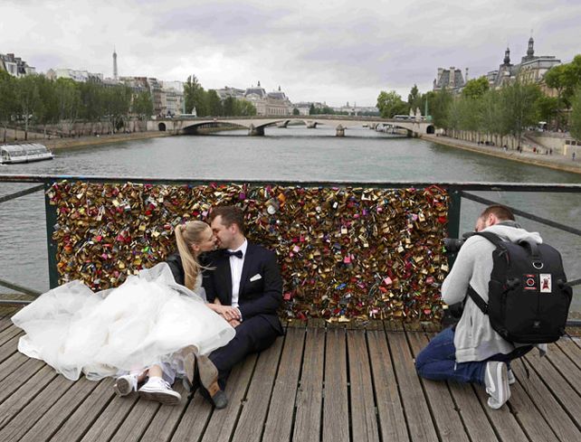 Las autoridades de París comenzaron a desmantelar los candados del amor